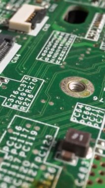 Dolly kaydırıcı ile akıllı telefon çekimleri içinde yeşil baskılı devre tahtası elektroniği aşırı yakın plan.