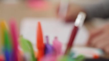 Yavaş çekim kapanış çalışanı stratejik pazarlama planı yapıyor ve toplantı odasındaki ofis masasına renkli yapışkan notlarla zihin haritası yapıyor. Değiştirilmiş