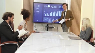 Çeşitli iş adamları ya da şirket çalışanları liderlerinin ya da CEO 'larının gerginliğiyle stresli bir durumda hayal kırıklığını ve öfkesini dile getirirler. Süslü toplantı odası konseptinde kızgın patron.