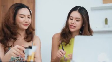 Etkilenen iki ortak canlı yayın yapan video görüntülerini sosyal medya ya da blog üzerinden gözden geçirir. Canlı kozmetik stüdyosu ışıklandırması olan mutlu genç bir kız pazarlama için internet üzerinden yayın yapıyor..