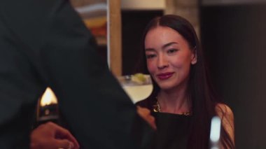 Gülümseyen güzel bir kadın Margarita kokteylinin tadını çıkarıyor. Lüks bardaki barmenle özel zaman geçiriyor. Arkadaşlarla ya da canlı bir gece kulübünde anlık buluşmalar yapıyor. Vinosity.