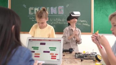 VR kulaklık takan enerjik bir çocuk sınıfta sanal dünyaya giriyor. Öğrenci programlama sistemi, çocuk elektronik panoyu tamir ederken yapay zeka ile mühendislik komut yazılımı oluşturdu. Pedagoji.