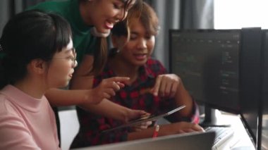 Yavaş çekim arkası yazılım geliştirici mühendisi bilgisayar programlama için birlikte çalışarak hata ayıklama kodunu çözüyor, ofiste monitörde karmaşık algoritmaları çözüyor. Filizlenen