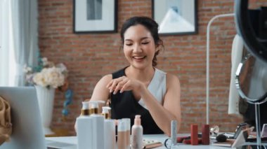 Kadın nüfuzlu kişi sosyal medya ya da blog için canlı yayın yapan video klip eleştirmeni derisini çekiyor. Canlı kozmetik stüdyosu ışıklandırması olan mutlu genç bir kız pazarlama için internet üzerinden yayın yapıyor..