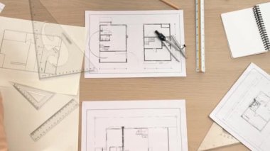 Ölçüm aracı ve kalem kullanan akıllı mimar ya da mühendisin videosu mimari ofisteki inşaat doğruluğu için bir el taslağı ayrıntılı taslağını karşılaştırıyor. Eline odaklan. - Yakın çekim. Tanımlama.