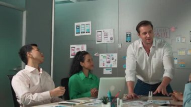 Profesyonel iş adamlarından oluşan bir grup sunumda el çırpıyor. Profesyonel Kafkas lideri, yaratıcı iş adamlarının elini çırpıyor. Başarılı bir takım. Yönlendirici.