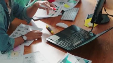 Ekip toplantısına katılıp fikir hakkında konuşurken proje yöneticisinin yazma fikrinin en üst görüntüsü. Renk paletine bakarken ve kağıda fikir yazarken profesyonel tasarımcı logosu. Sempozyum.