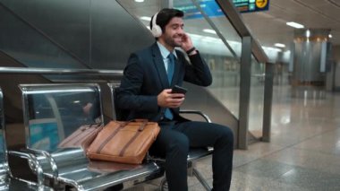 Tren istasyonunda oturmuş müzik dinleyen yetenekli bir iş adamı. Profesyonel Kafkas proje yöneticisi tren ya da metro bekliyor. Erkek lider dinlemekten hoşlanır. Takım elbiseli rahat müzik. Sevinçli..