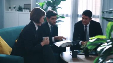 Kafkas işadamı akıllı proje yöneticisine dizüstü bilgisayar kullanarak pazarlama planını sundu. Toplantı odasında iş birliği yaparak finansal strateji konusunda fikir alışverişinde bulundular. Müdürlük.