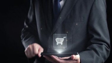 İş adamı çok kanallı stratejileri entegre ediyor, çevrimiçi alışveriş ve pazarlama erişimini artırıyor. Birbirine bağlı marka deneyimleri yaratmak için çok kanallı pazarlamanın gücünü keşfedin. Kullanıcı Kimliği