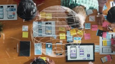 Ux Ui tasarımı için birlikte çalışan yetenekli iş adamlarının üst düzey görüşü. Çeşitli insanlardan oluşan bir grup büyük bir veri tabanı kullanarak küresel iletişim hakkında beyin fırtınası yapıyor ve tartışıyorlar. Cemaat.