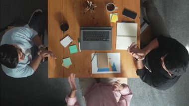 Başarılı bir projeyi kutlamak için el ele tutuşup el ele tutuşurken dizüstü bilgisayara bakan yetenekli iş adamlarının en iyi görüntüsü. Birliğin temsilcisi, takım çalışması birlikteliği. Cemaat.