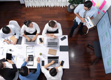 Üst düzey analist ekibi toplantı odasındaki mali verileri analiz etmek için BI Fintech 'i kullanıyor. İş anlayışı ve stratejik pazarlama planlaması için kağıt üzerinde analitik BI gösterge paneli. Tedbirli