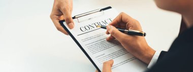 Şirket avukatının ya da hukuk bürosundaki avukat servisinin yardımıyla balyayla ilgili sözleşme imzalama belgesi. İşletme yatırımı ve yasal işlemlerin tamamlanması. Kurnaz.