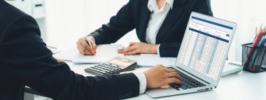 Kurumsal muhasebeci takımı, vergi iadesini hesaplamak ve en yüksek seviyeye çıkarmak ve finansal performans tabanını finansal verilere göre geliştirmek için dizüstü bilgisayar üzerinde muhasebe yazılımı kullanır. Modern iş muhasebesi. Kurnaz.