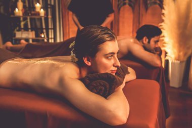 Kafkas çift müşterileri stres önleyici spa masajının keyfini çıkarıyorlar ve lüks otel veya otellerde sıcak mum ışığında güzellik derisi eğlenceleriyle şımartıyorlar. Sessiz.