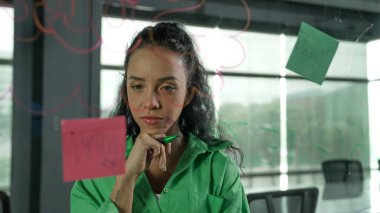 Genç İspanyol çalışanlar renkli yapışkan notlar yazıyorlar. Akıllı iş kadını pazarlama fikrini, beyin fırtınası stratejisini, iş planını paylaşıyor. Proje yöneticisi zihin haritası çiziyor. - Yakın çekim. Yönlendirici.