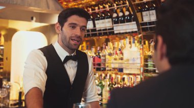 Lüks barlarda içki hazırlayan akıllı barmenlere odaklanırken aynı zamanda canlı ışıklandırma atmosfer şişesi ve bar arka planındaki VIP müşterilerle canlı sohbetler. Vinosity.