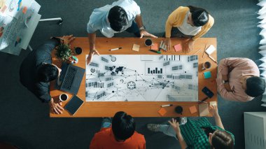 Kafkas proje yöneticisi toplantı odasında küresel iletişim ya da veritabanından bahsediyor. Akıllı iş adamları bulut depolama ya da ağ oluşturma yazılımı hakkında tartışır ve beyin fırtınası yapar. Cemaat.