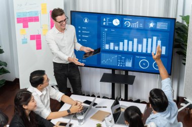Ofiste sunum ya da analist ekibiyle toplantı odasında mali verileri analiz etmek için BI Fintech 'i kullanmak. İş adamları stratejik planlama için TV ekranında BI gösterge panelini inceliyor.