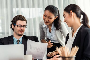 Modern ofis ortamında çalışan çeşitli etnik gruplardan çeşitli iş adamları. Üretken ve çok ırklı ofis çalışanları stratejik ticari pazarlama konusunda tartışmaya giriştiler. Çok titiz.