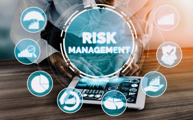 Ticari Yatırım Konsepti Risk Yönetimi ve Değerlendirmesi. Beklenmedik kayıpları kontrol etmek ve finansal güvenliği sağlamak için riskli plan analizinde stratejinin sembollerini gösteren modern arayüz. uds