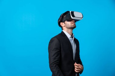VR gözlüklü yetenekli bir proje yöneticisi ayakta dikilip etrafa bakıyor. Beyaz iş adamı takım elbise giyerken metaevren ve sanal gerçeklik dünyasına bağlanıyor. Yenilik teknolojisi. Sapma.