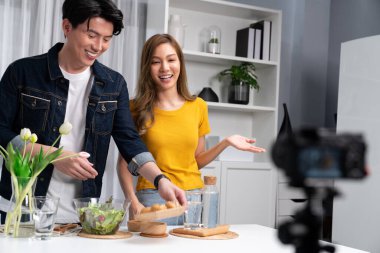 Canlı yayında, iki şef etkisinde olan iki aşçıyla birlikte salata hazırlama malzemelerini kamerayla özel menü kaydıyla karıştırarak tam tahıllı çöreğin yanında sunacağız. İnfobahn.