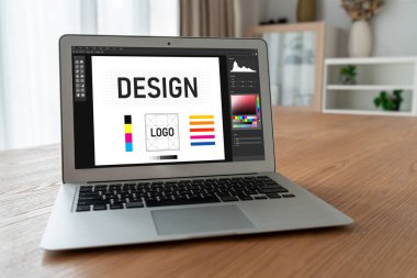 Web sayfasının modern tasarımı ve bilgisayar ekranında gösterilen ticari reklamlar için grafiksel tasarımcı yazılımı