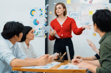 Genç ve güzel lider pazarlama stratejisini sunarken, uzman yatırımcı ve proje yöneticisi de şirket kurma toplantısında iş performansını analiz etmek için konferans veriyor. Tertemiz..