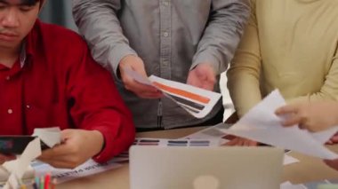 Tasarımcı takım renklendirme ve grafik tasarımı için renk seçimi müşteri krom konsültasyonu ile tasarımcı bürosundaki renk tasarımına dayalı olarak yapılır. Değiştirilmiş