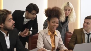 Çeşitli ofis çalışanları ve çalışanları mutlu ve heyecanlı hissediyorlar ve iyi takım çalışması ve olumlu tutumları nedeniyle kutlama yapıyorlar. Süslü işyerlerindeki iş başarısına katkıda bulunuyorlar.