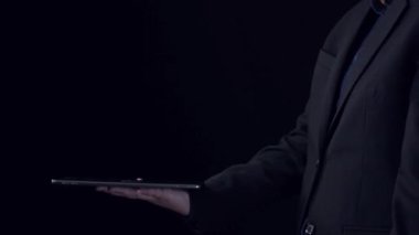 İş adamı, QC ve QA standartlarının karşılandığından emin olmak için katı kalite güvencesi protokolleri uyguluyor. Kalite güvencesi ile sertifikalı ürün mükemmelliğine ulaşmak. Kullanıcı Kimliği