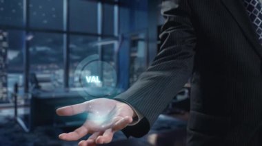 İş adamı değerli ERP sistemlerini koz olarak kullanıyor, değeri ve operasyonel verimliliği maksimuma çıkarıyor. En uygun değer ve performans için kaynakları ve değerli süreçleri en üst düzeye çıkarmaya odaklanmış. Kullanıcı Kimliği