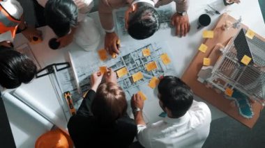 Becerikli mühendis takımının en düşük görünümü planla ev planı arasında karşılaştırılır. Mimar ya da tasarımcı grubunun hava görüşü ve planlar hakkında fikir alışverişinde bulunması. Hizalama.