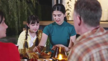 Aile, bahçede tatil kutlaması için bir araya geldi. Aile üyeleri, yemeğe. Açık hava kamp aktivitesi yemekle rahatlamak ve nesiller arası tatlı akrabalarla vakit geçirmek için. Uyumsuzluk.