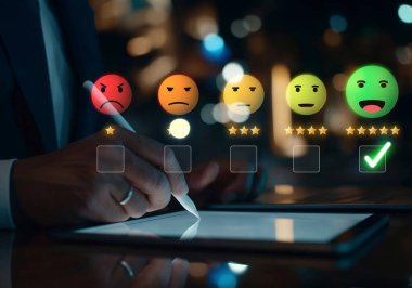 İş adamı müşteri memnuniyet değerlendirmesi verilerini analiz eder ve hizmet kalitesini artırmaya çalışır. Müşteri memnuniyeti ve sadakatini arttırmak için koz değerlendirmeleri. EIDE