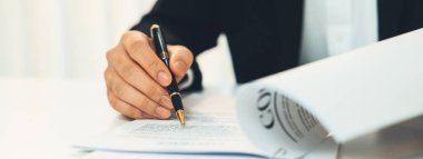 Şirket avukatının ya da hukuk bürosundaki avukat servisinin yardımıyla balyayla ilgili sözleşme imzalama belgesi. İşletme yatırımı ve yasal işlemlerin tamamlanması. Kurnaz.