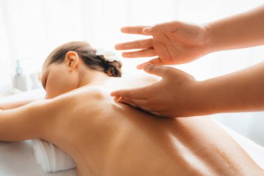 Kapalı alan kadın müşteri stres önleyici spa masajını yapmaktan zevk alıyor ve lüks otel ya da oteldeki gündüz açık hava güzellik salonunda güzellik teniyle eğleniyor. Sessiz.