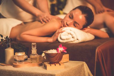 Kafkas çift müşterileri stres önleyici spa masajının keyfini çıkarıyorlar ve lüks otel veya otellerde sıcak mum ışığında güzellik derisi eğlenceleriyle şımartıyorlar. Sessiz.