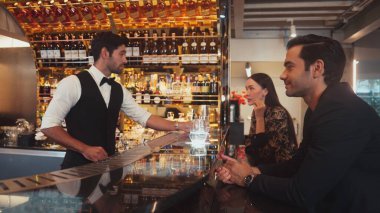 Lüks barlarda cin kokteyli ya da tonik servisi yapan zeki barmenlere odaklanmak, sıcak gece kulübünün arka planında VIP müşteri çiftiyle canlı sohbetler yapmak. Vinosity.