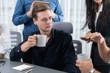 Bir grup farklı ofis çalışanı, şirket ofis odasında stratejik iş pazarlama planlamasında birlikte çalışırken kahve içiyorlar. İş yerinde iyi bir takım çalışması. Tedbirli