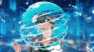 Dünya finans verilerini VR gözlükleriyle inceleyen bir kadın sunucudaki dijital bilgi ağı teknolojisi sanal gerçeklik animasyonunu küresel arayüze dönüştürüyor. Kısıtlanma.