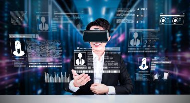 Gözlüklü bir iş adamı güvenlik koruması altında çalışıyor. Güvenlik sisteminde resmi kıyafet kontrolü ve erişimi olan bir yönetici. Veri merkezi geçmişine sahip artırılmış teknoloji kullanarak. Yaratıcılık.