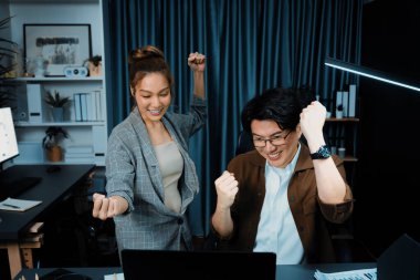 Gündelik kıyafet ortağı olan başarılı bir tüccar, geceleri modern ofiste teknolojiye borsa yatırımı yaparak yüksek kar elde ediyor. İnfobahn.