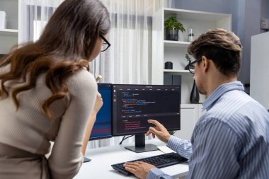 İki ekran ekranında yaratıcı web sitesi planlama yazılımını tartışan yetenekli geliştiriciler programı arka görüş konseptiyle ofiste tasarımı analiz eden tam yığın veri. Varsayım.