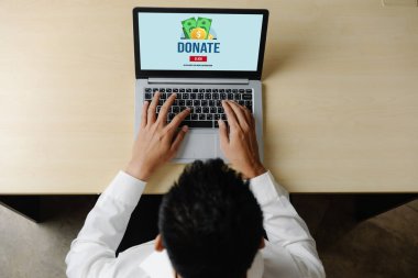 Çevrimiçi bağışta bulunma platformu insanlara internet üzerinden transfer etmeleri için modem para gönderme sistemi sunuyor