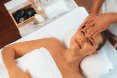 Panorama 'da kadınların stres önleyici kafa masajından ve lüks tatil beldesi veya otel spa salonundaki modern ışık ortamında yüz güzelliği eğlencelerini şımartmaktan hoşlandığı bir manzara var. Sessiz.