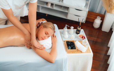 Kafkasyalı kadın müşteri stres önleyici spa masajının keyfini çıkarıyor ve lüks otel ya da oteldeki gündüz açık ortam güzellik salonunda güzellik teniyle eğleniyor. Sessiz.