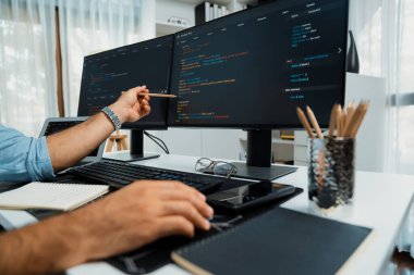 IT geliştiricilerinin kırpılmış elleri bilgisayar üzerinde veri yazılım geliştirme, modern ofiste çalışan hedef müşteriye gösterilen uygulama programı çevrimiçi web sayfası sistemi oluşturuluyor. Tahmin et..